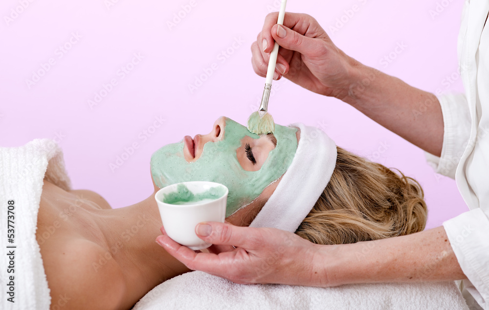 Beautician applying a thalasso face mask. - obrazy, fototapety, plakaty 