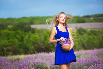 Fototapete - Girl on the lavender field