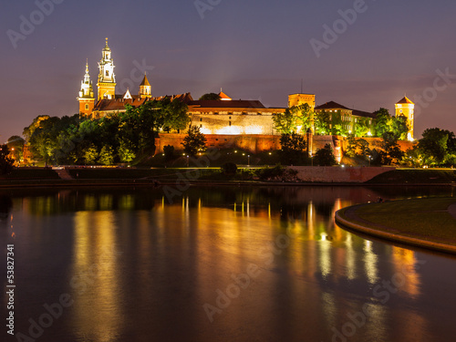 Fototapeta na wymiar Wawel castle and Vistula river at night