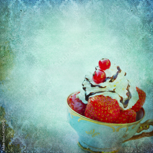 Foto-Schmutzfangmatte - Vintage shabby chic background with strawberries (von Kanea)