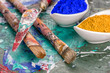 canvas print picture - Pinsel, Spachtel und Farbpigmente auf einer Holzpalette