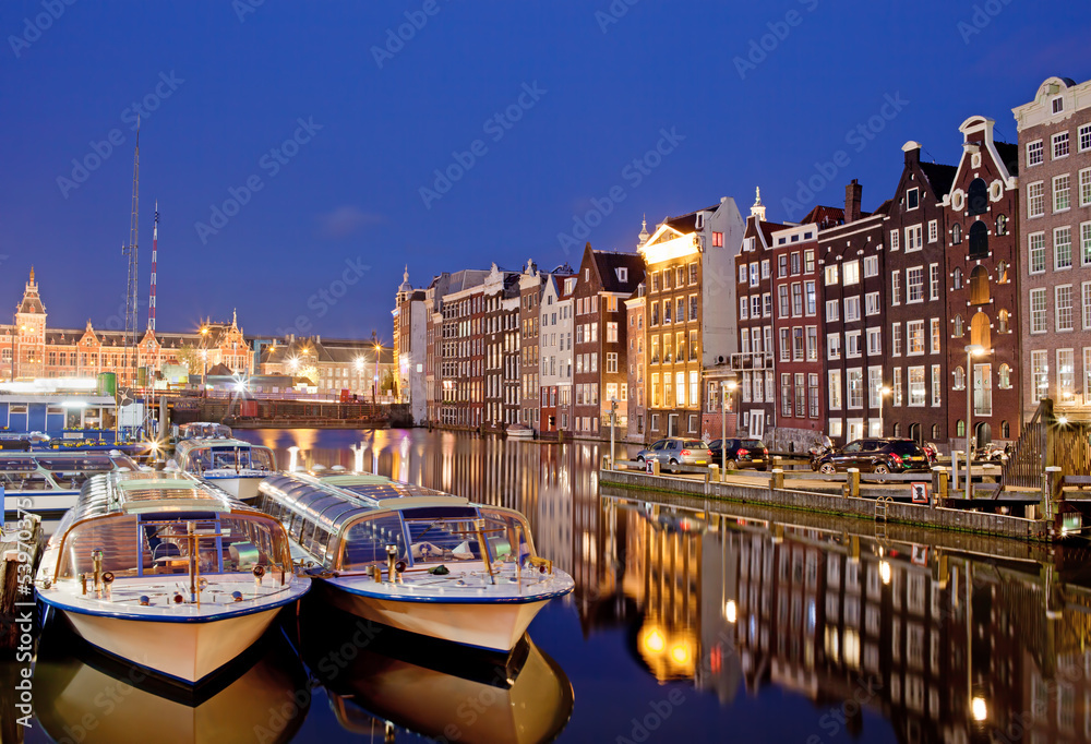 Night in the City of Amsterdam - obrazy, fototapety, plakaty 