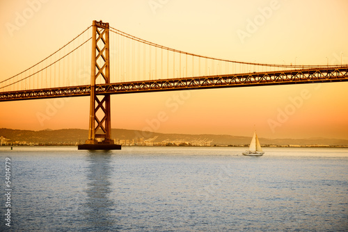 san-francisco-oakland-bay-bridge-na-tle-pomaranczowego-nieba