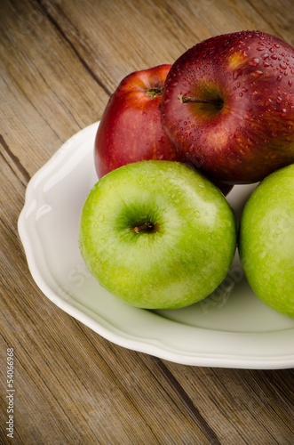 Fototapeta na wymiar Apples in a ceramic white plate