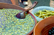 Grüne Oliven auf dem Markt