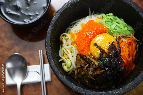 Cuisine coréenne: bibimbap dans un bol en pierre chauffée Tableau sur Toile