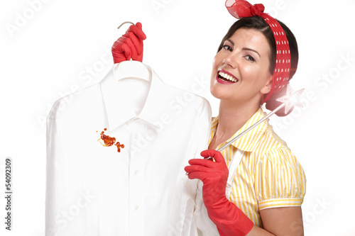 Fotografía beautiful woman housewife showing a dirty shirt