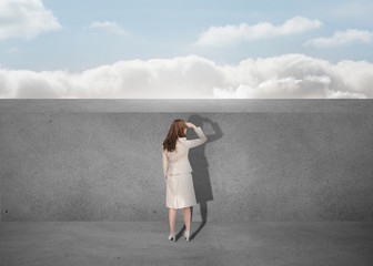 Poster - Businesswoman watching a grey wall