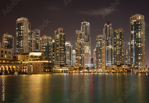Foto-Stoffbanner - Dubai Skyline and Reflection of Illuminated Skyscrapers on Water (von Borna_Mir)