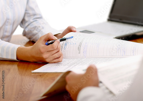 Fotografía businesswoman giving you the pen and the contract to sign