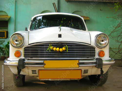 indyjski-najpopularniejszy-bialy-samochod-hindustan-ambassado-taksowka