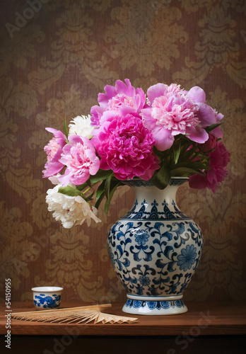 Naklejka dekoracyjna Still life with peonies in a chinese vase