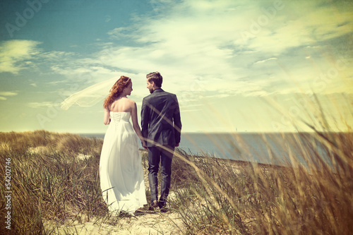 Foto-Stoffbanner - Bridal Couple at the Beach (von lassedesignen)