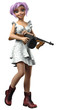 Frau mit Kleid und Stiefeln hält Maschinengewehr