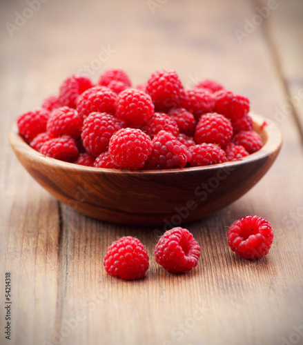 Naklejka dekoracyjna Ripe red raspberries