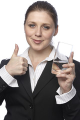 Businessfrau mit einem Glas Mineralwasser - Daumen hoch