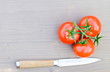 tomaten mit messer