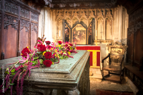 Fotografía coffin in a burial chamber fit for a king