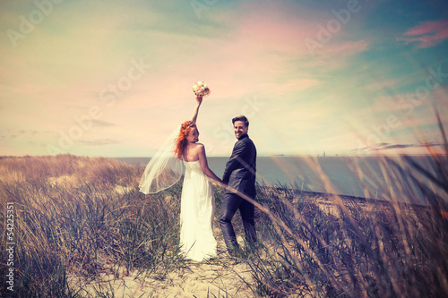 Foto-Doppelrollo - Bridal Couple in the Dunes (von lassedesignen)