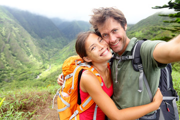 Wall Mural - Hiking couple - young couple in love on Hawaii