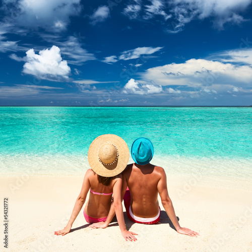 Naklejka na meble Couple on a beach at Maldives