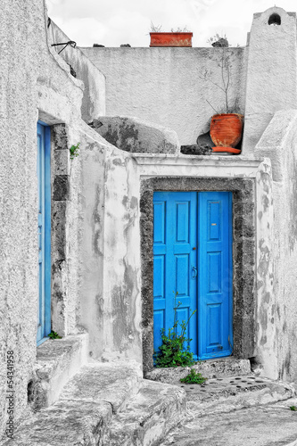 Obraz w ramie Old house with blue traditional door in Pyrgos