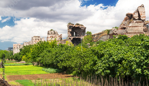 Fotografía Panorama of ancient walls of Constantinople in Istanbul, Turkey