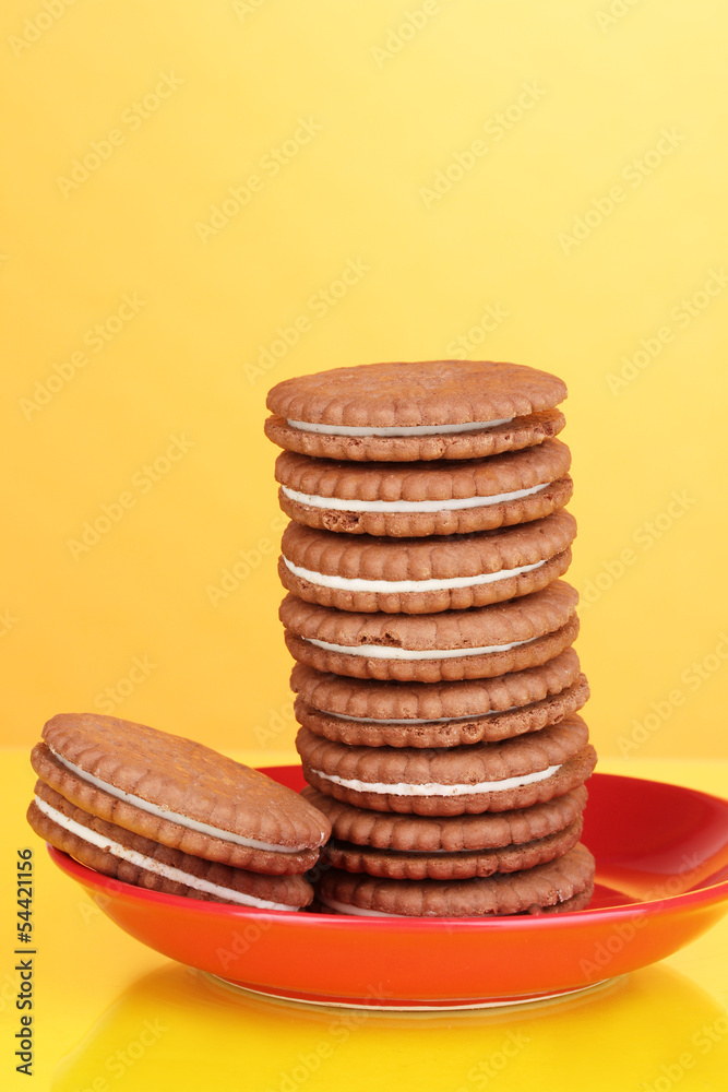Chocolate cookies with creamy layer