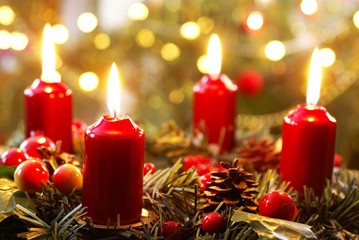 Wall Mural - Advent wreath and blurred lights of Christmas tree