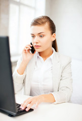 Canvas Print - businesswoman with smartphone in office