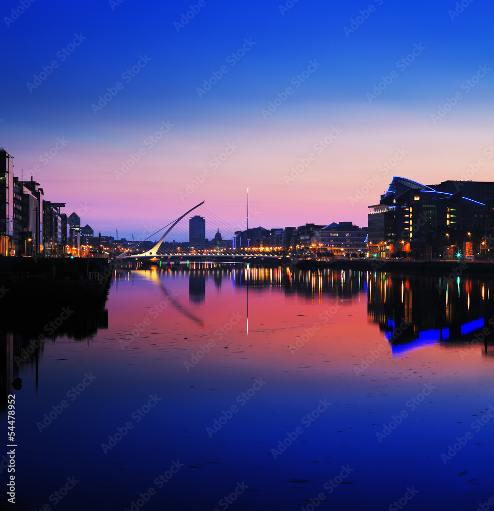 Obraz na płótnie North bank of the river Liffey at Dublin City Center at night w salonie