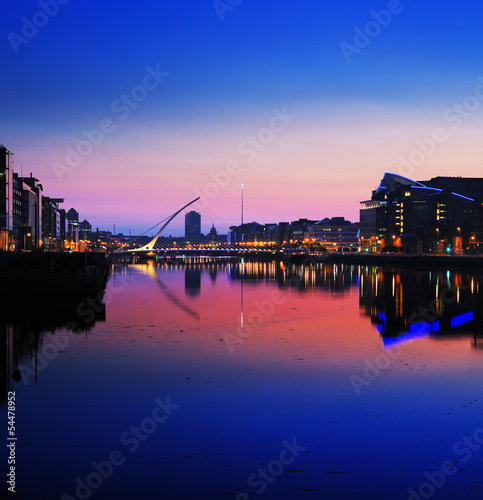 Stampa su Tela North bank of the river Liffey at Dublin City Center at night