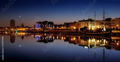 Fotografia North bank of the river Liffey at Dublin City Center at night