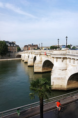 Poster - Paris, cycliste sur quai de Seine