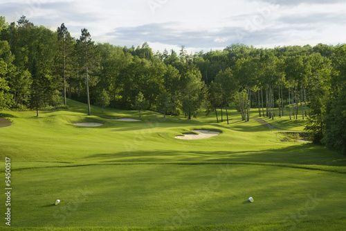 Dekoracja na wymiar  golfowa-zielen-z-bunkrami-w-popoludniowym-sloncu