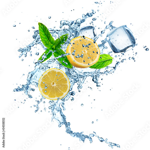 Fototapeta na wymiar Lemons in water splash