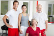 © contrastwerkstatt - lächelnde gruppe im fitnessstudio