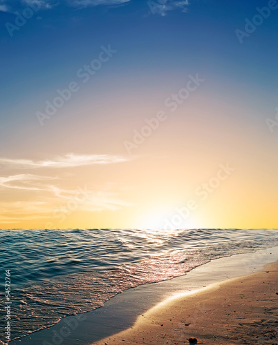 Fototapeta na wymiar Zachód słońca nad brzegiem morza