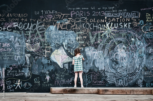 Naklejka dekoracyjna petite fille et tableau noir à paris-plage 2013