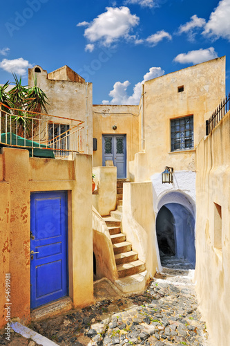 Fototapeta na wymiar Beautiful narrow alley in Pyrgos village