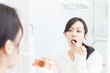 © blanche - 歯を磨く女性