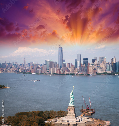 Fototapeta do kuchni Statue of Liberty and Manhattan skyline. Spectacular helicopter