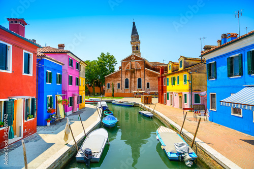 Fotografía Venice landmark, Burano canal, houses, church and boats, Italy