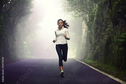 Foto-Kissen - Woman running on road (von Maridav)