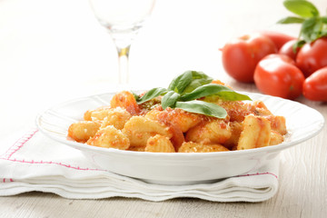 Piatto di gnocchi al pomodoro