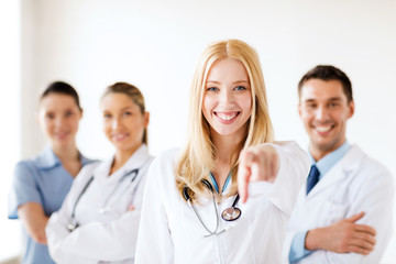 Fototapete - female doctor in front of medical group