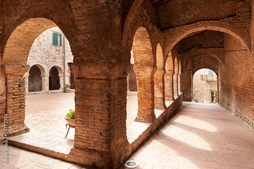 Naklejka ścienna chiostro di San Francesco, Suvereto, Italy