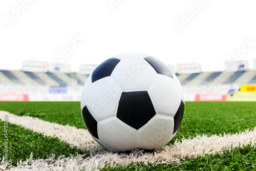 Jalousie-Rollo - soccer ball on green grass field isolated (von tungphoto)
