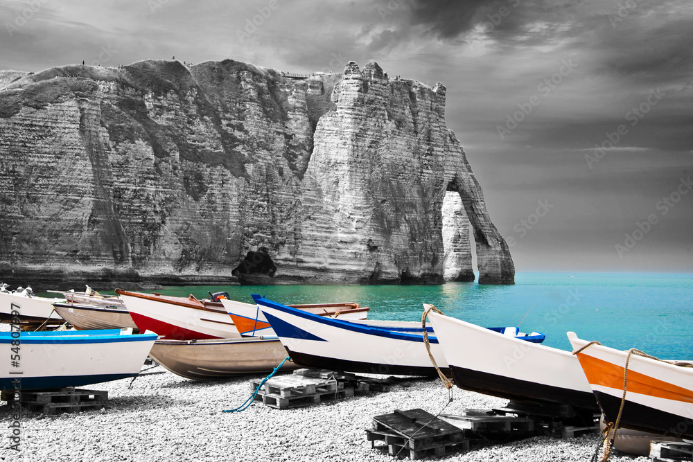 lodzie-rybackie-na-plazy-etretat-normandia