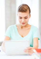 Canvas Print - smiling student girl with tablet pc